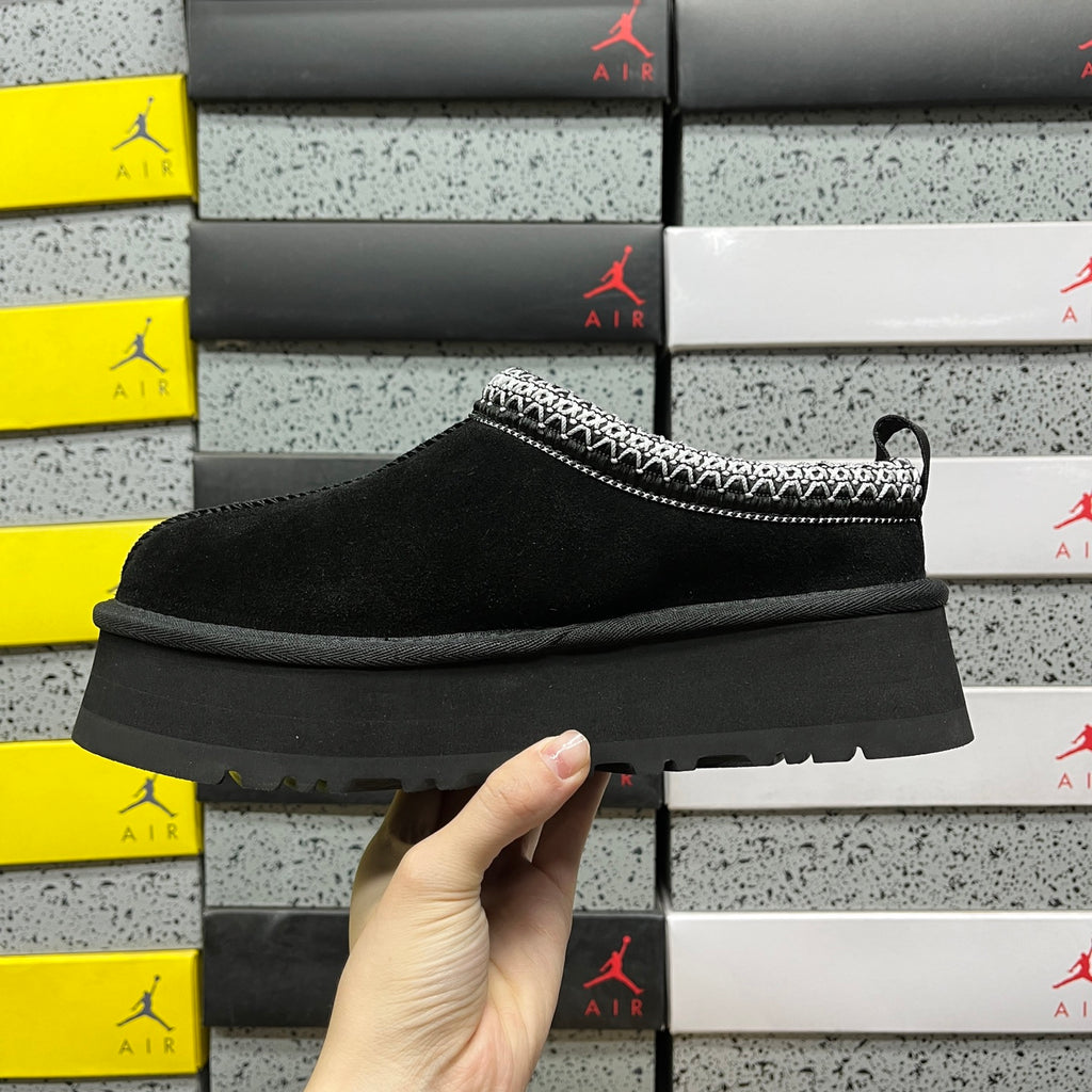 UGG Neumel Lace Boot – Black | Style 1122553 | Sizes 35–41