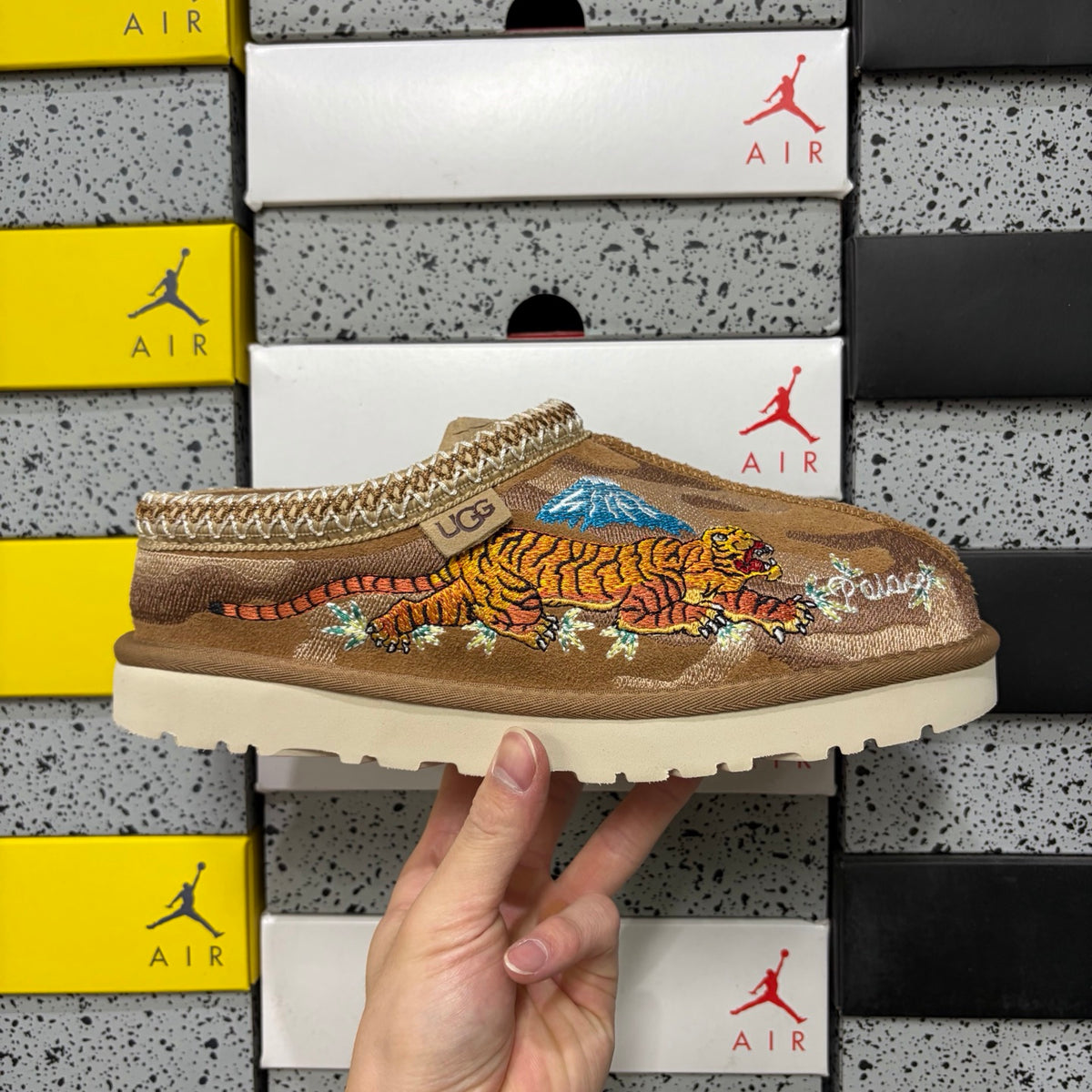UGG Dragon & Tiger Embroidered Mini Boot – Chestnut | Style 2553 | EU 36–45