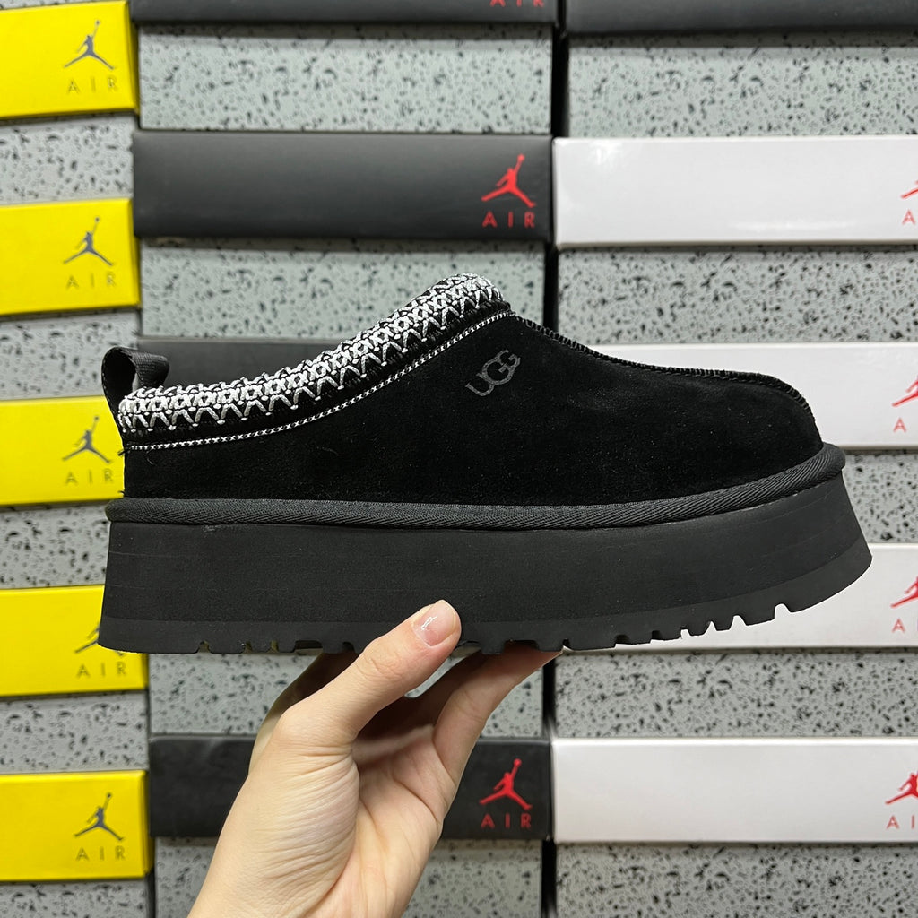 UGG Neumel Lace Boot – Black | Style 1122553 | Sizes 35–41
