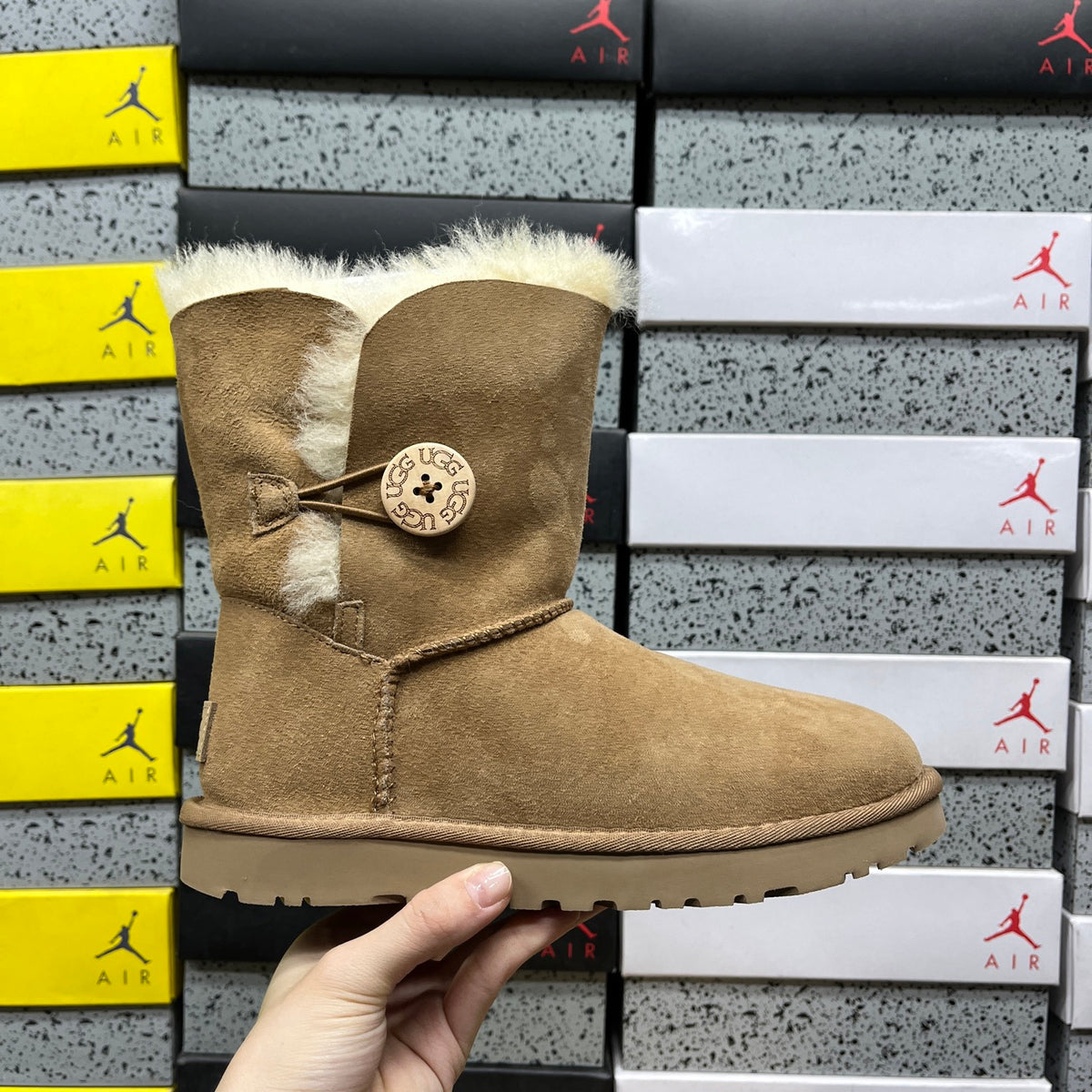 UGG Bailey Button Boot – Chestnut | Style 1016226 | Sizes 35–40