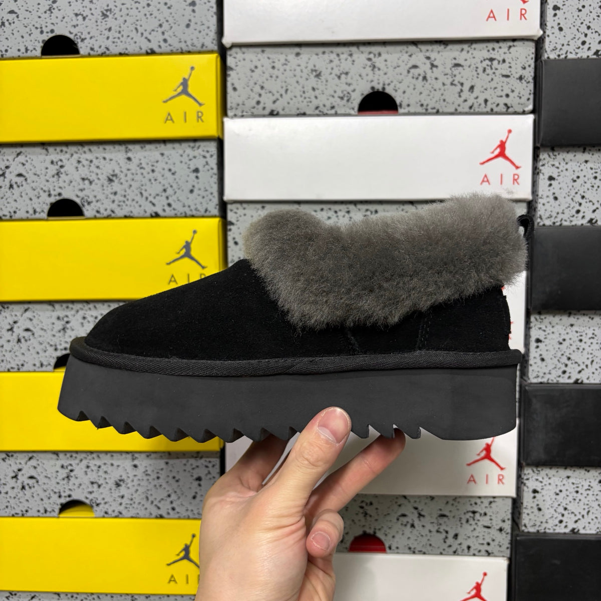 UGG Daisie Platform Boot – Black | Style W1166773 | EU 35–40